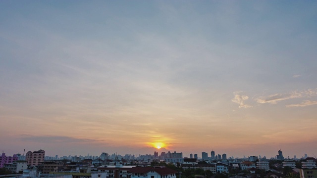 鸟瞰图;白天到夜晚的延时云天空景观。视频素材