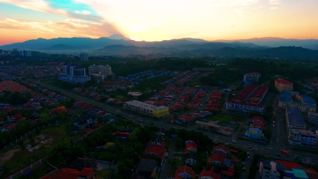 在马来西亚沙巴州的哥打基纳巴卢哥打基纳巴卢城的美丽日落的4K航拍镜头视频素材