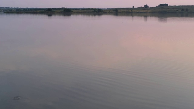 日落夏季湖泊景观。视频素材