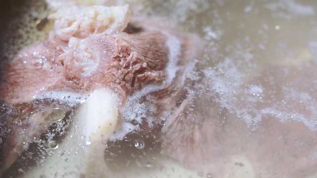 传统牛肉汤、牛骨、锅内食材、烹饪食谱。锅里的汤特写宏，选择性聚焦视频素材