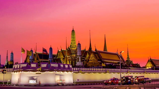 泰国曼谷玉佛寺或翡翠佛寺日落时间的推移，从白天到晚上。是一个重要和受欢迎的旅游目的地吗视频素材