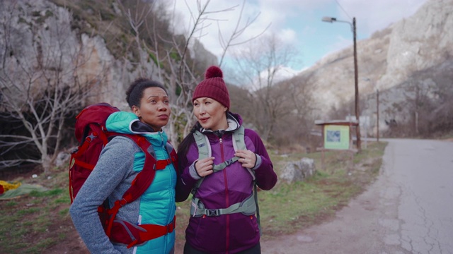 朋友们在山里徒步旅行视频素材