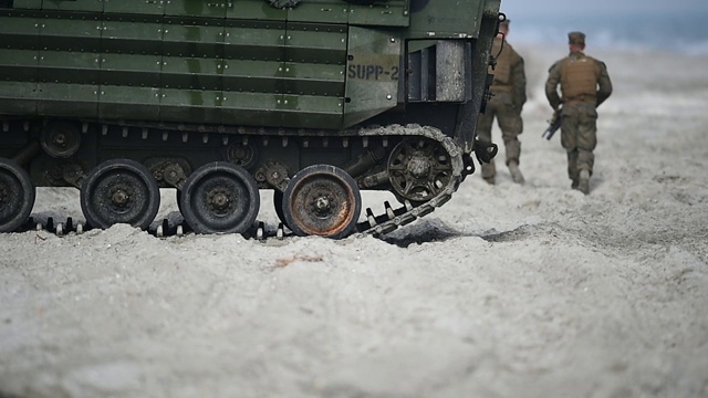 在军事演习期间，两栖陆军坦克在沙滩上爬行视频素材