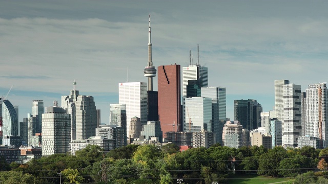 加拿大多伦多- 2019年10月10日:加拿大安大略省里弗代尔公园的城市天际线景观视频素材