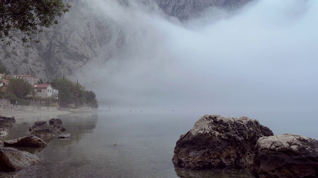 山上湖上的晨雾视频素材