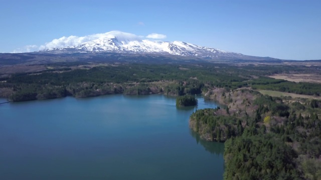 WS空中Chokai山，湖泊和森林，日本秋田县Nikaho视频素材