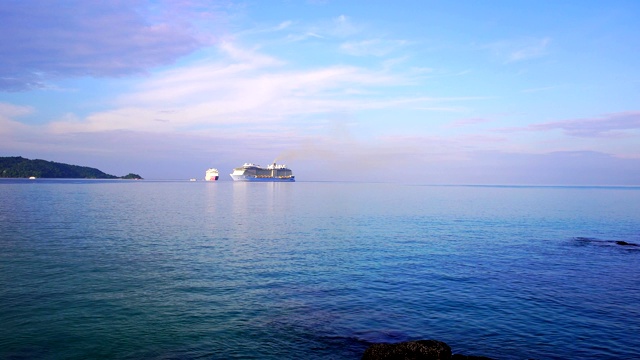 泰国普吉岛巴东湾的大型游船在夏季旅游季节视频素材