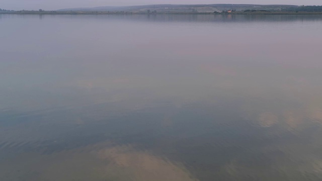 日落夏季湖泊景观。视频素材