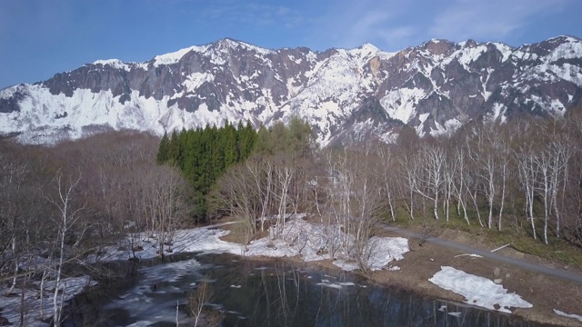 WS空中景观与湖和山在冬季，秋山前，新泻县，日本视频素材