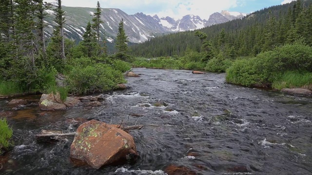 长湖岩石和巨石河流在科罗拉多山脉视频素材