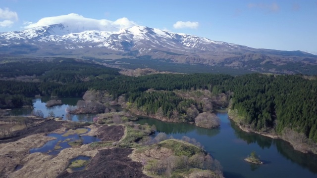 WS空中Chokai山，湖泊和森林，日本秋田县Nikaho视频素材