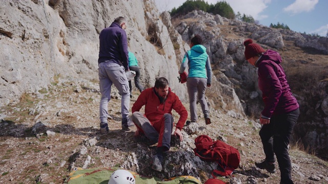 登山教练给大家讲解登山安全视频素材