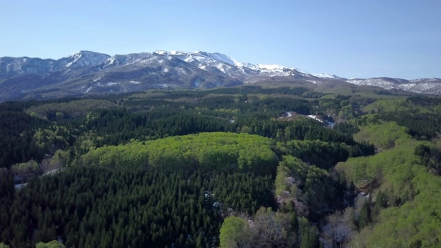 WS空中Chokai山和森林，日本秋田县Nikaho视频素材