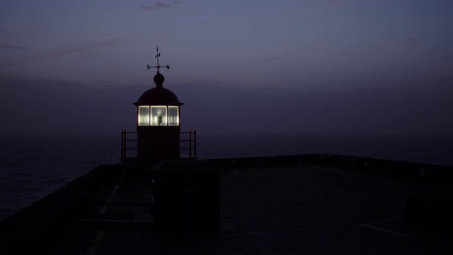 美丽的灯塔夜景特写。视频素材