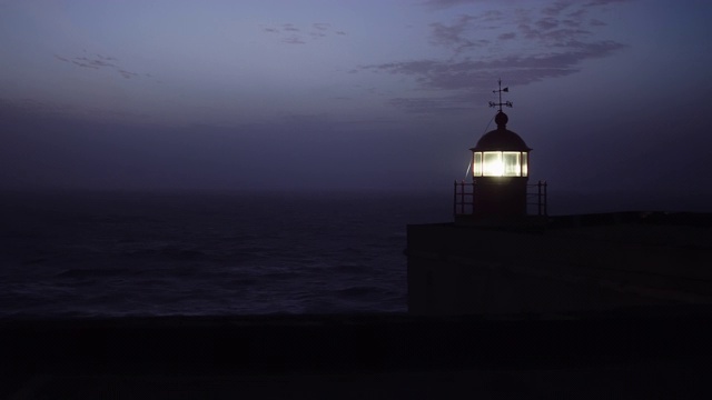 美丽的灯塔夜景特写。视频素材