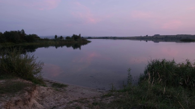 日落，夏季湖泊景观与海滩。视频素材