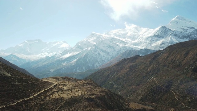 尼泊尔喜马拉雅山马南谷的全景照片。山谷里有一条小河。高山。贫瘠的山坡，中间有一些灌木丛。安纳普尔纳峰电路长途跋涉视频素材