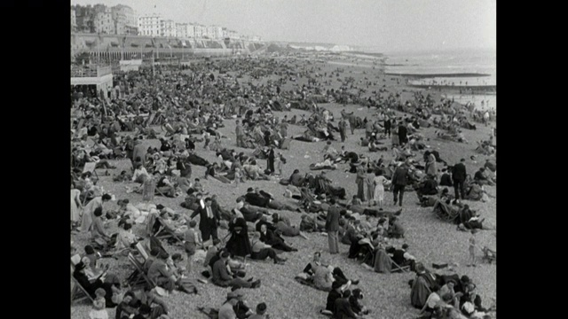 布赖顿海滨和海滩的公休日序列1950视频素材