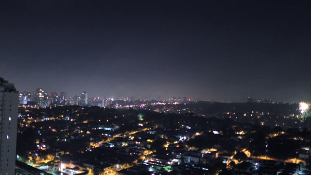 除夕夜在大城市燃放烟花庆祝视频素材