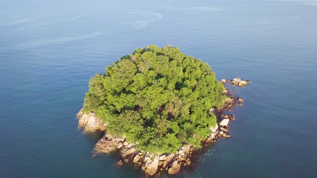 无人机拍摄的热带岛屿视频素材