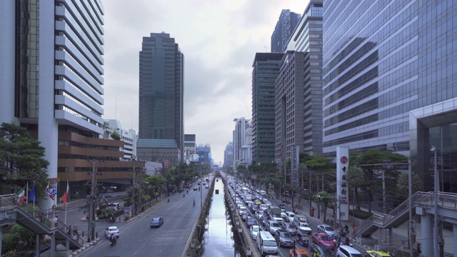 沙吞十字路口或路口与汽车交通，曼谷市中心天际线，泰国。金融区和商业区。智能城市的城市。日落时的摩天大楼和建筑物。视频素材