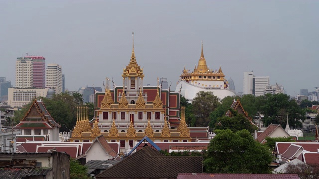 白天到晚上的时间流逝，罗哈Prasat Wat Ratchanatda和金山宝塔，佛教寺庙或Wat Saket摩天大楼在曼谷市中心，城市城市的夜晚，泰国。视频素材