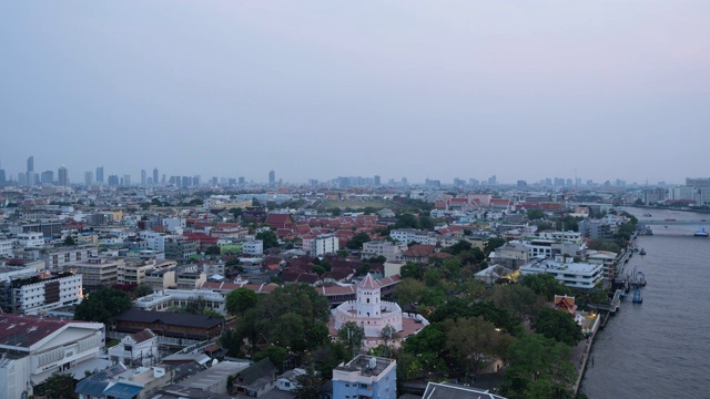 日以继夜的时间流逝，寺庙的翡翠佛，大皇宫，和萨南銮，佛寺，和摩天大楼。泰国曼谷市中心的夜景。视频素材