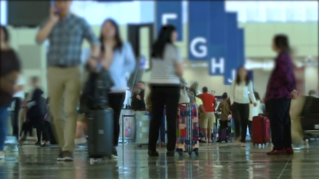 拥挤的人走在机场中转大楼。航空运输，国际旅游视频素材