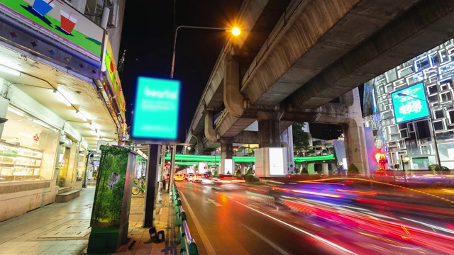 时间流逝，夜间交通长时间暴露在素坤逸路上在泰国曼谷巴通湾十字路口。视频素材