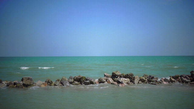 小海浪在海景，海滩的波浪，海浪打破海滩。视频素材