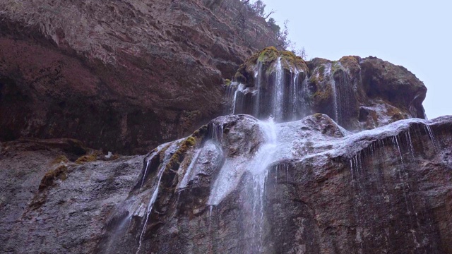 山河瀑布从岩石视频素材