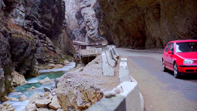 汽车在山区蜿蜒的道路上行驶视频素材