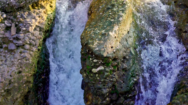 山川湍急，形成瀑布视频素材