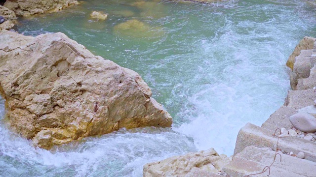 这条山上的河流水流湍急视频素材