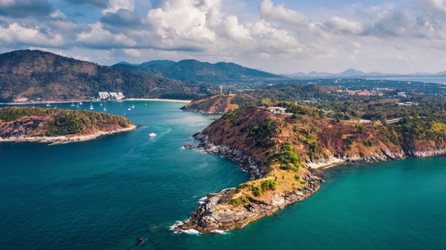 普吉岛南部地区的超级坍塌，其海滩和岛屿和云在天空中运行。泰国。时间推移与下降的相机视频素材