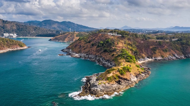 普吉岛南部地区的超级坍塌，其海滩和岛屿和云在天空中运行。泰国。延时与下降相机和缩小效果视频素材