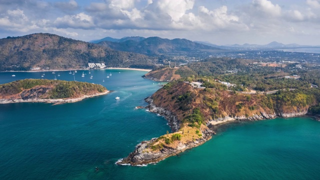 普吉岛南部地区的超级坍塌，其海滩和岛屿和云在天空中运行。泰国。延时与下降相机和变焦效果视频素材