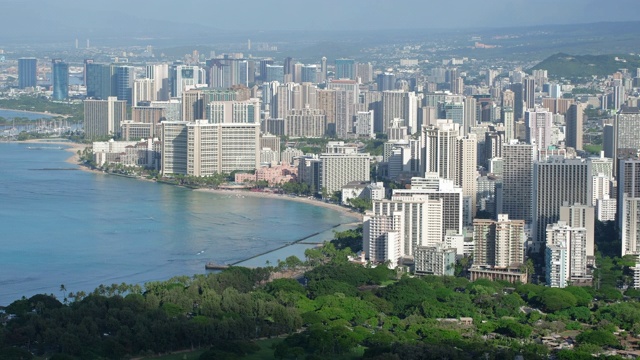 檀香山市在阳光明媚的一天，从钻石头山看到视频素材