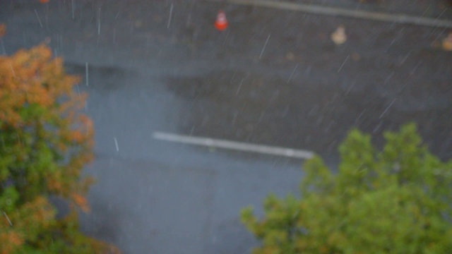 春日城市街道上的雨窗顶拍摄视频素材