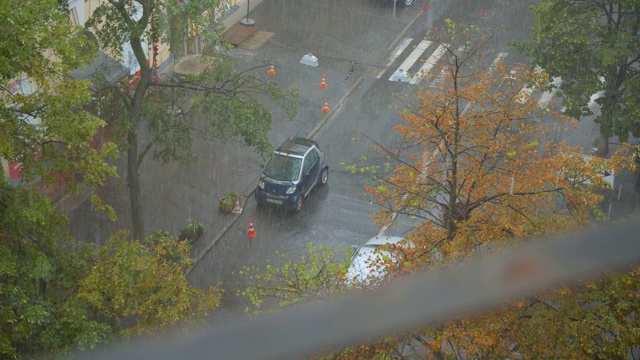 夏天白天在城市街道上拍摄的下雨的窗户视频素材