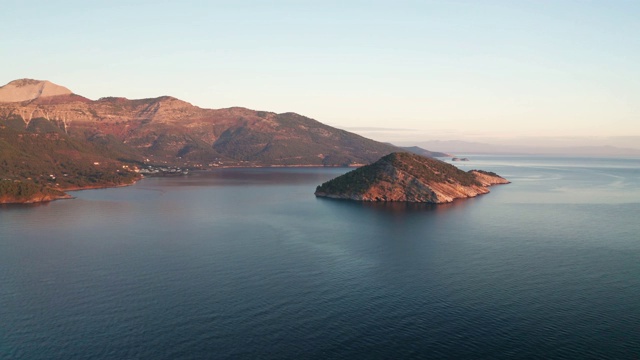 萨索斯岛的岩石海岸视频素材