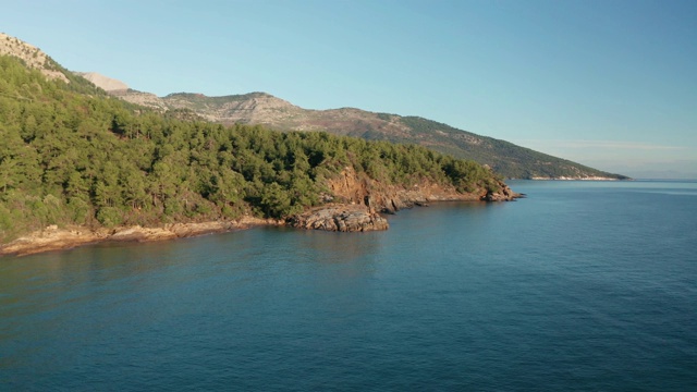 萨索斯岛的岩石海岸视频素材