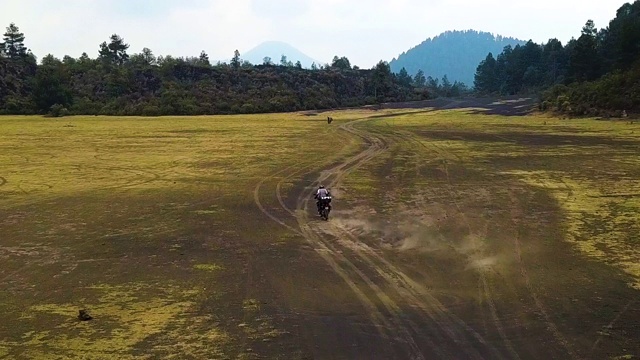 越野摩托车的航拍视频素材