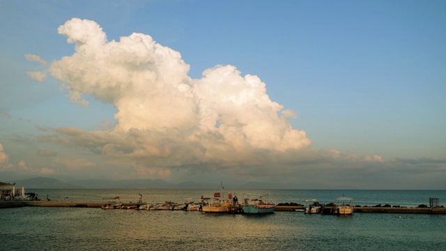 风景优美的海景。船只停泊在希腊的地中海海岸视频素材