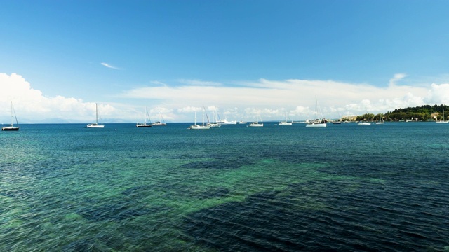 海景。游艇停泊在希腊的地中海海岸视频素材