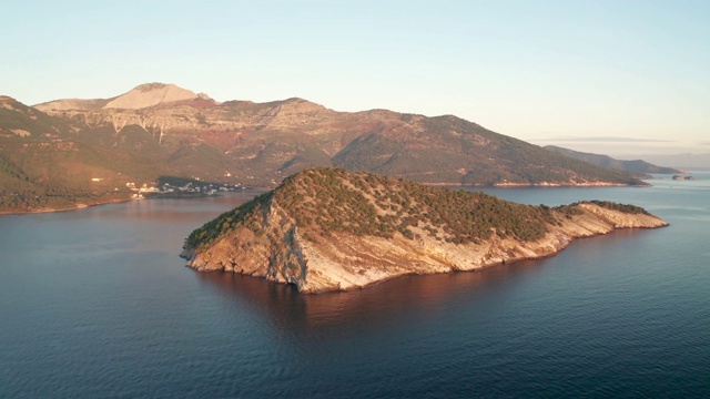 萨索斯岛的岩石海岸视频素材