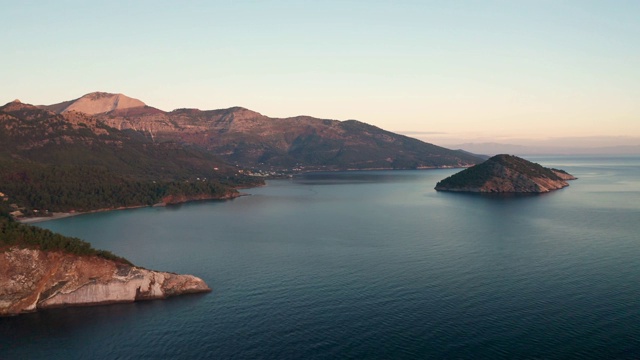 萨索斯岛的岩石海岸视频素材