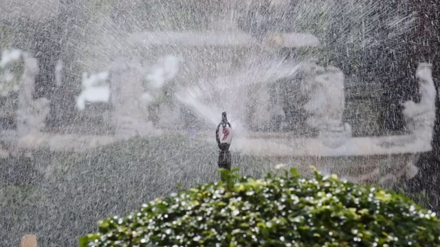 洒水车在花园里喷水视频素材