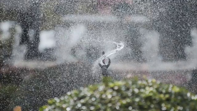 洒水车在花园里喷水视频素材