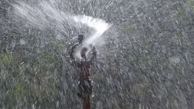 洒水车在花园里喷水视频素材